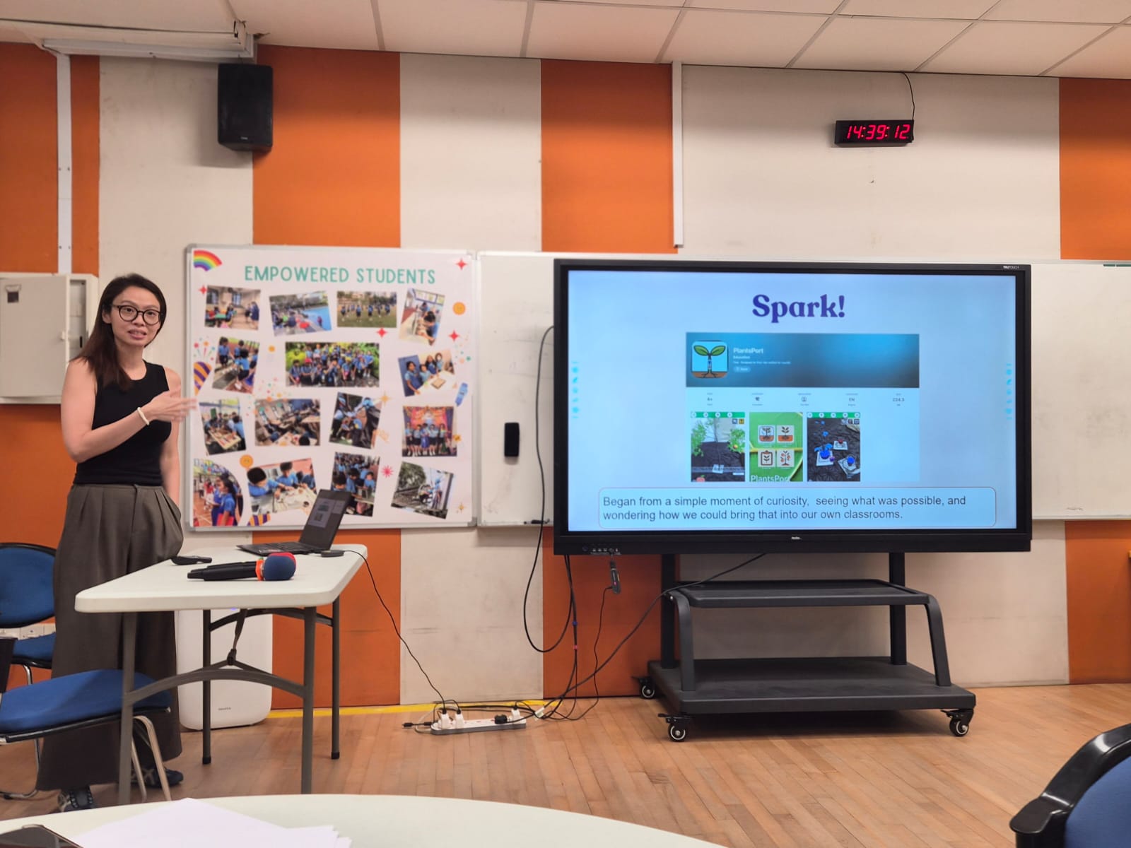 Teachers from Qifa Primary School explored the WriteCube app, which supports
				students in Chinese composition writing in an intelligent AR-supported learning
				environment.